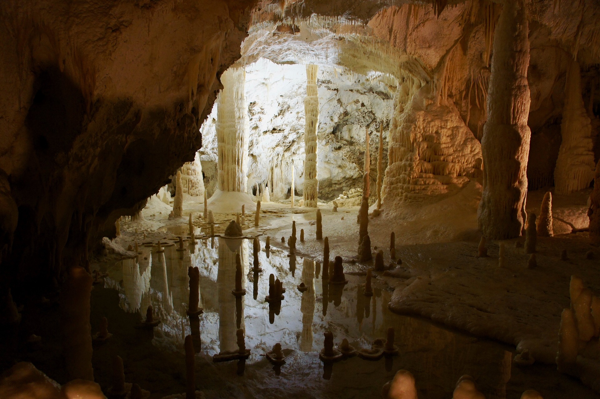 Le Grotte di Frasassi e il Tempio del Valadier